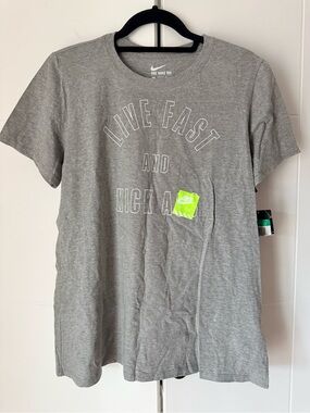 Nike Women’s Graphic Tee NWT